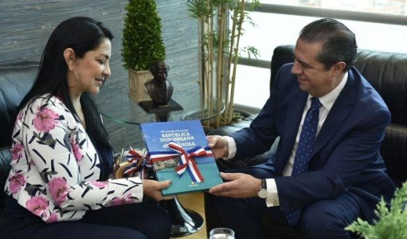 Ministro de Turismo recibe embajadora de Colombia