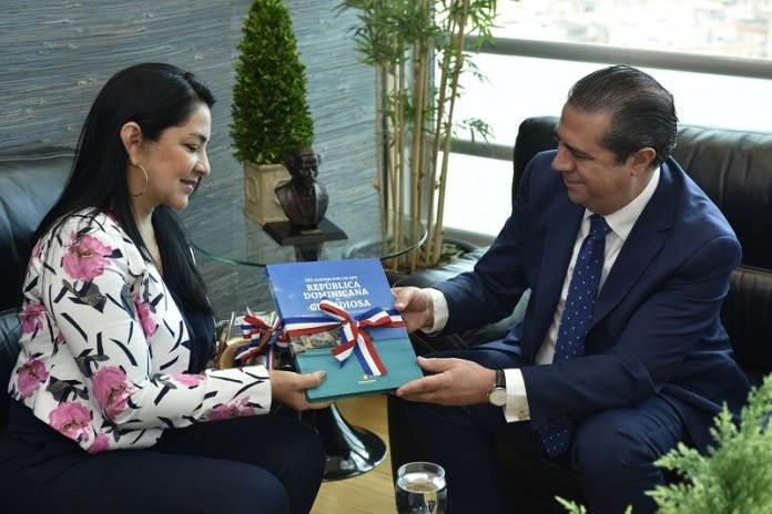 Ministro de Turismo recibe embajadora de Colombia