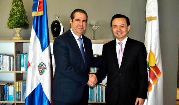 Ministro Turismo recibe visita de embajador chino Zhang Run