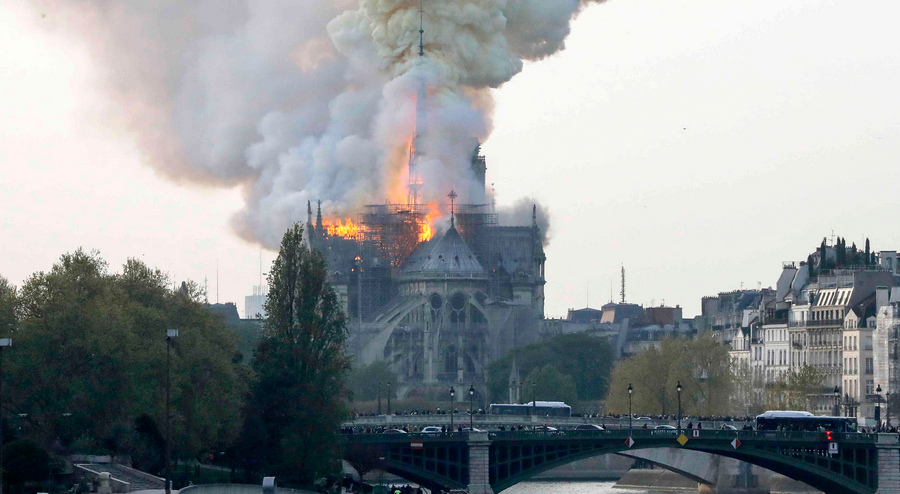 El turismo mundial de luto por siniestro destruyó catedral de Notre Dame