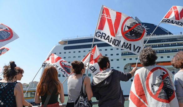 Miles de personas protestan en Venecia contra los grandes cruceros