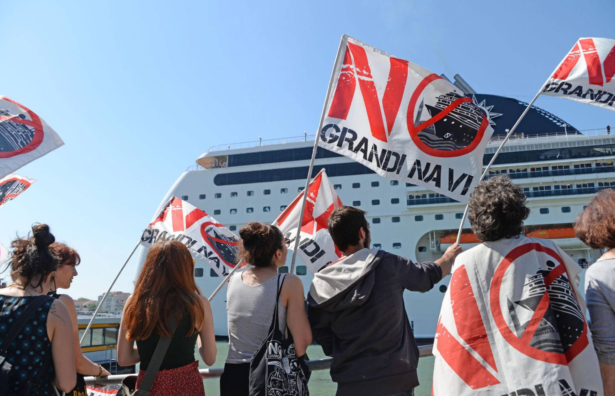 Miles de personas protestan en Venecia contra los grandes cruceros