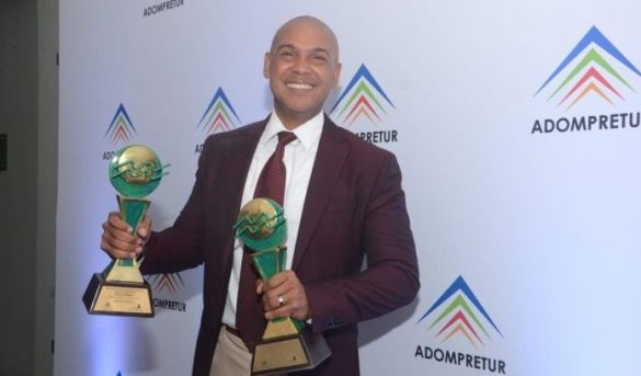 Salvador Batista gana el gran premio de la prensa turística; Diario libre recibe distinción por su aporte al turismo