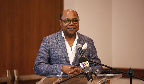 Ministro de Turismo de Jamaica insta a solucionar amenaza de sargazo