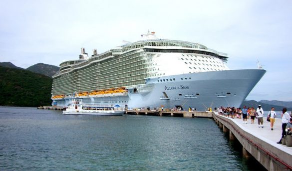 Expulsan de un crucero a una pareja por una peligrosa sesión de fotos en medio del Caribe