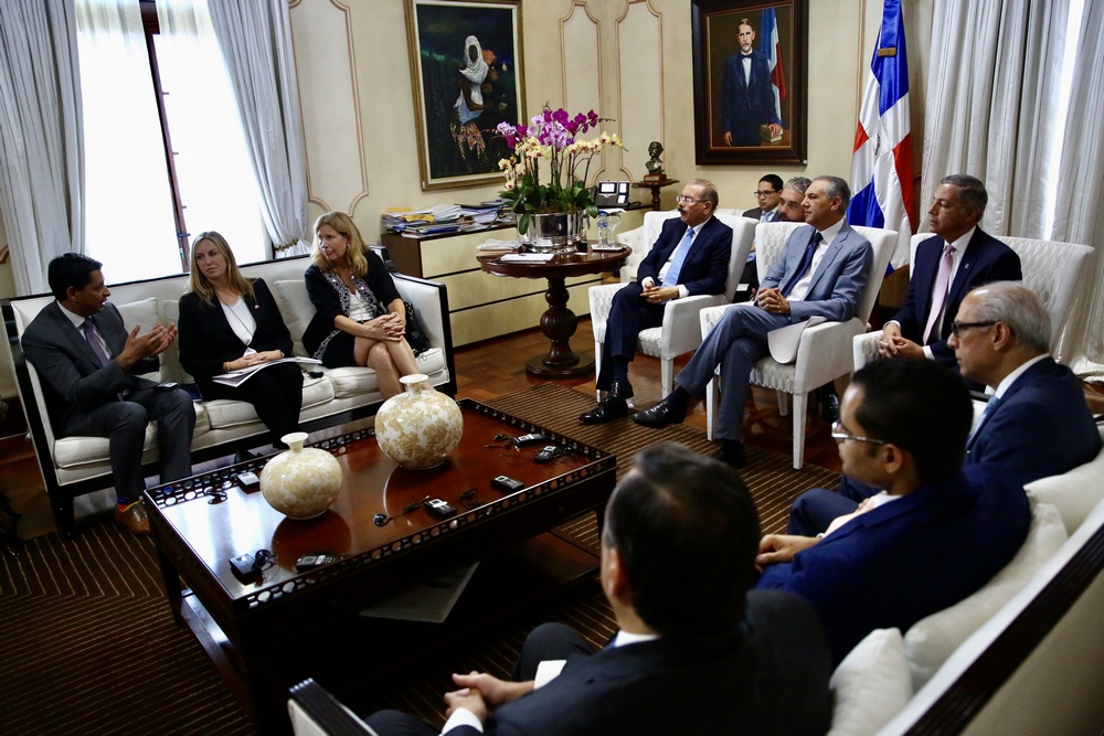 Presidente Medina recibe inversionistas interesados en Puerto de Manzanillo