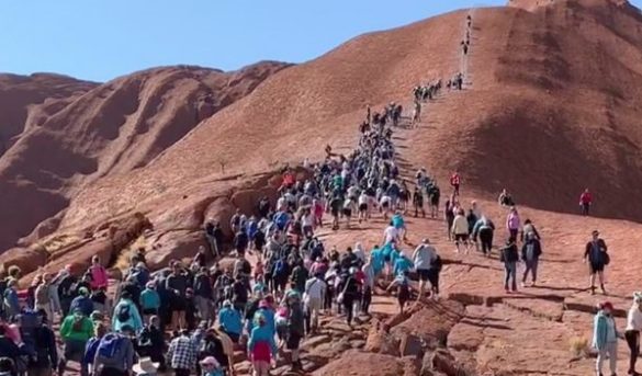 En Austria prohíben definitivamente, escalar el sagrado monte Uluru,
