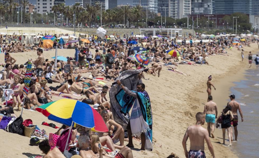 En España flujo de turistas baja por segundo verano seguido por la caída de alemanes y británicos