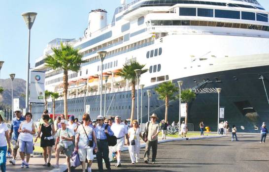 Los otros turistas: la mano amiga del crucerista, los dominicanos ausentes y los presentes