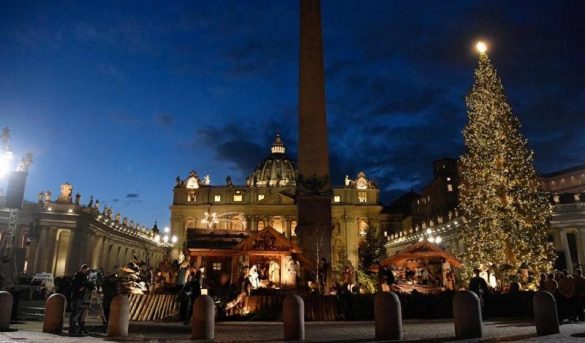 El Vaticano iluminó la plaza San Pedro con símbolos navideños