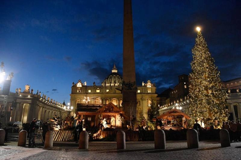 El Vaticano iluminó la plaza San Pedro con símbolos navideños
