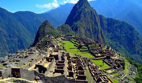 Perú deporta a seis turistas por defecar y causar daños en Machu Picchu