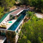 Una lujosa villa atravesada por una piscina transparente
