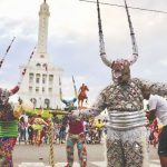 Gran presencia de Turistas en el Carnaval de Santiago: una fiesta de color