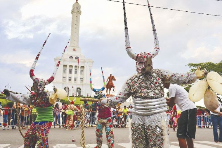 Gran presencia de Turistas en el Carnaval de Santiago: una fiesta de color