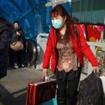 El miedo al nuevo virus respiratorio en China hunde las aerolíneas y dispara las firmas de antibióticos