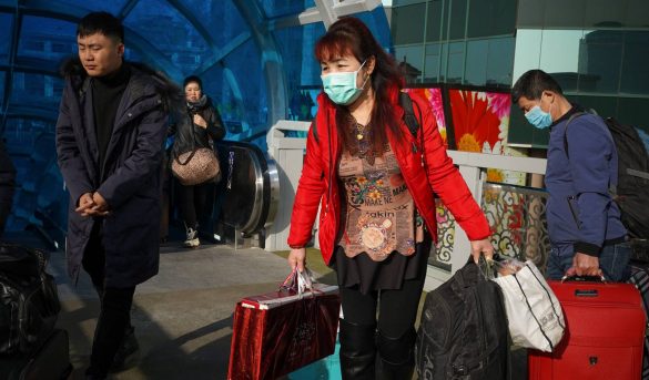 El miedo al nuevo virus respiratorio en China hunde las aerolíneas y dispara las firmas de antibióticos