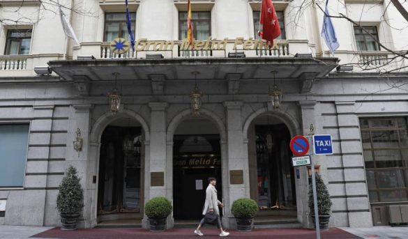 España cerrará hoteles y ayudará a residencias tras aumento de muertes por coronavirus