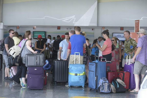 Turistas europeos abandonan la República Dominicana en vuelos especiales