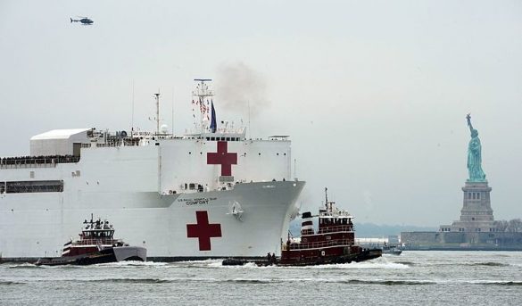 El barco-hospital de la Marina de EEUU 'Comfort' llega a Nueva York y Central Park se convierte en un hospital de campaña