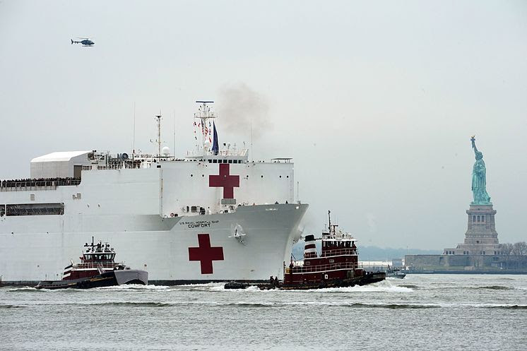 El barco-hospital de la Marina de EEUU 'Comfort' llega a Nueva York y Central Park se convierte en un hospital de campaña