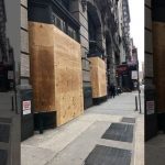 Propietarios de tiendas que abordan edificios en todo Manhattan