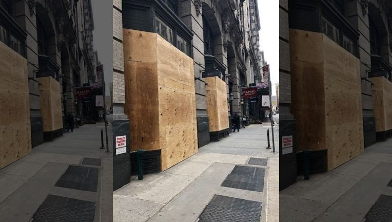 Propietarios de tiendas que abordan edificios en todo Manhattan