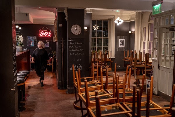 Esta Taberna de Londres, -Wells Tavern- famosa, no cerro durante  las dos guerras mundiales, El Coronavirus Covid-19 la cerró