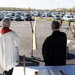 Cientos de fieles celebran misa desde sus coches en un autocine alemán