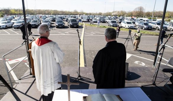 Cientos de fieles celebran misa desde sus coches en un autocine alemán