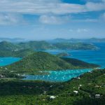 Amarrado en un frágil paraíso, en El Caribe
