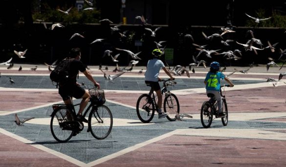 Tiendas, restaurantes, peluquerías, playas... Guía completa de la desescalada en España