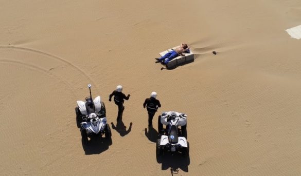 Un dron, dos policías y un hombre solo en la playa: la foto viral que desató la polémica sobre los excesos de la cuarentena en Italia