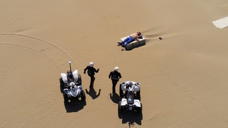 Un dron, dos policías y un hombre solo en la playa: la foto viral que desató la polémica sobre los excesos de la cuarentena en Italia