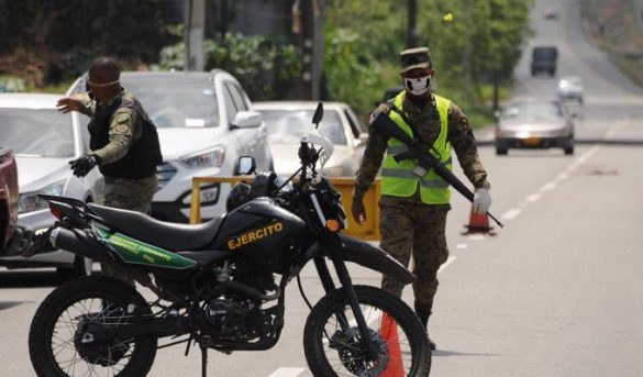 Varios detenidos por violar normas en balnearios de Santiago; supermercados y farmacias siguen abarrotados