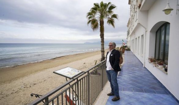 Balnearios desolados en inicio del verano en el Mediterráneo