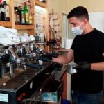 Albania recupera parte de normalidad y abre bares y restaurantes