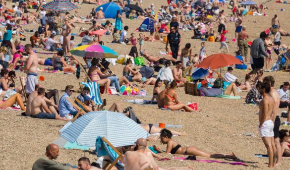 Los británicos llenan las playas… pese a las 37.000 muertes por coronavirus