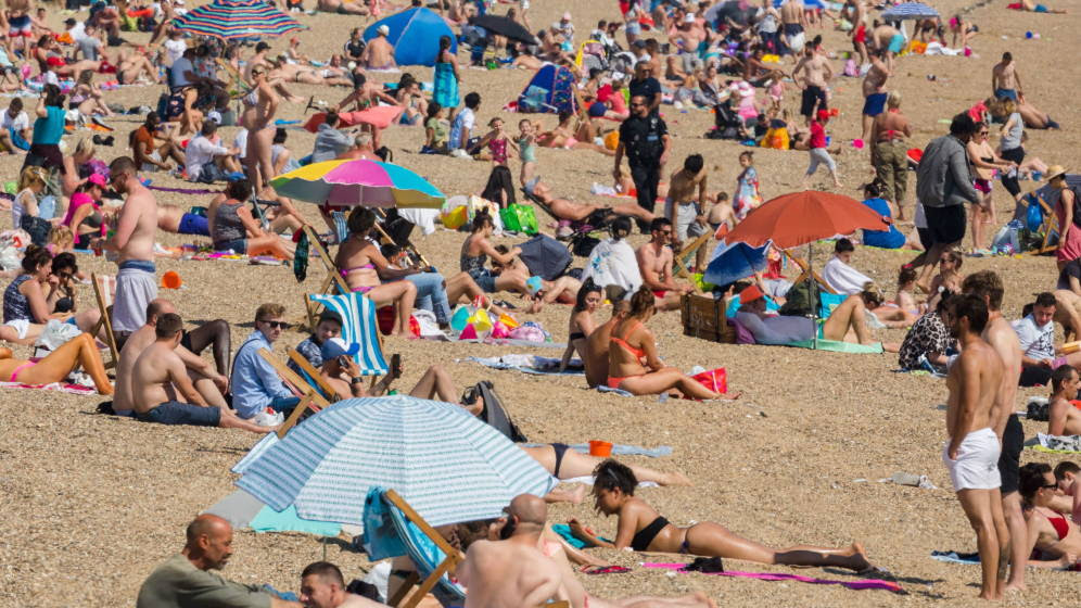 Los británicos llenan las playas… pese a las 37.000 muertes por coronavirus