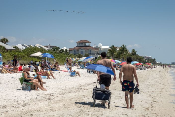 Las playas llenas y el COVID-19 en aumento en la reapertura de Florida