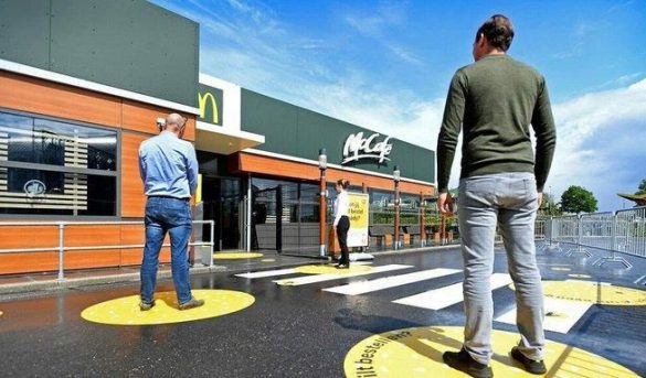 Así podrían ser los restaurantes de McDonald's a partir de ahora: la compañía ensaya en un nuevo diseño pensado para mantener la distancia
