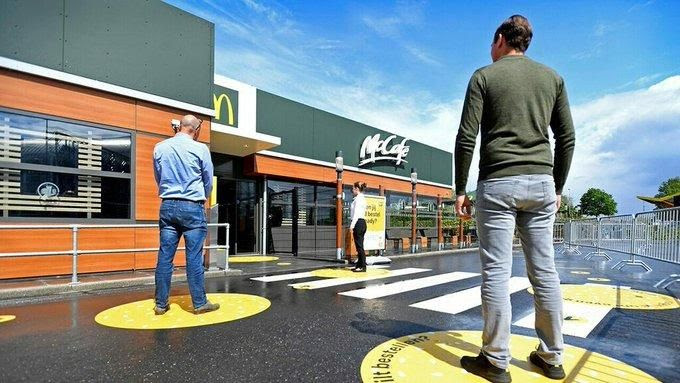 Así podrían ser los restaurantes de McDonald's a partir de ahora: la compañía ensaya en un nuevo diseño pensado para mantener la distancia