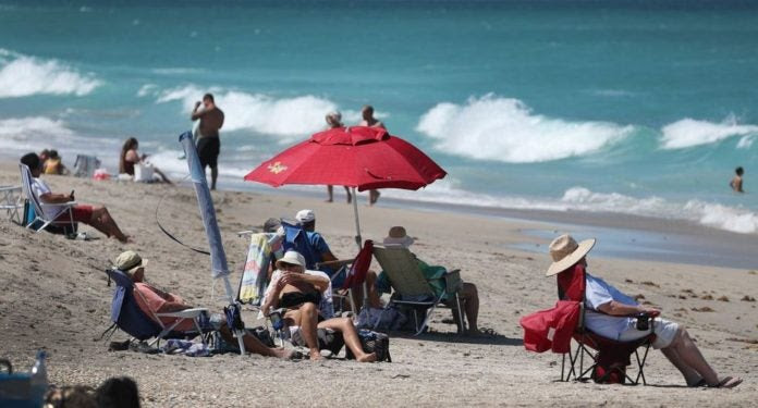 Florida aprueba abrir Palm Beach, y Miami busca permitir algunos negocios