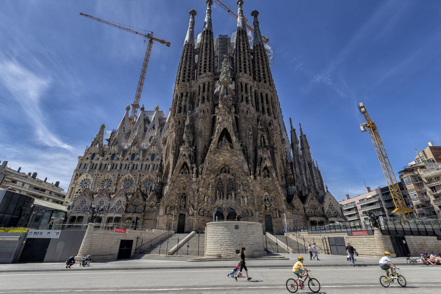 La Sagrada Familia, en Barcelona, España no reiniciará las obras hasta que vuelva el turismo