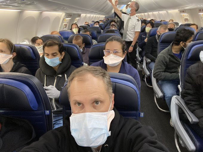 United Airlines dijo que trataría de mantener vacíos los asientos intermedios: esta foto muestra un vuelo casi lleno