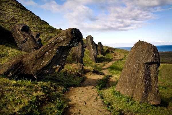 Mil Estatuas monolíticas adornan el paisaje en Isla de Pascua
