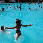 El clima está cambiando llega la tradición veraniega: pasar el día descansando en la piscina al aire libre o chapoteando en un parque acuático