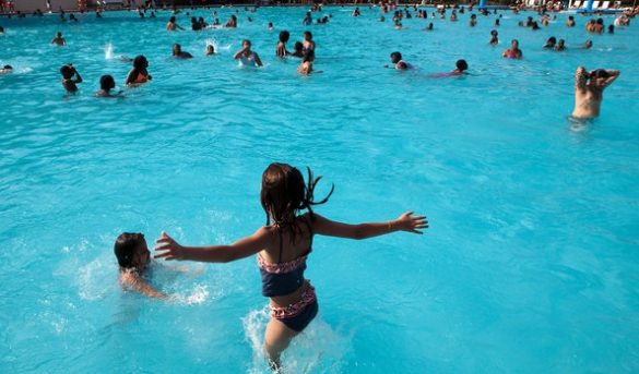 El clima está cambiando llega la tradición veraniega: pasar el día descansando en la piscina al aire libre o chapoteando en un parque acuático