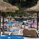 Las playas de España comienzan a retomar la normalidad en pleno comienzo de temporada