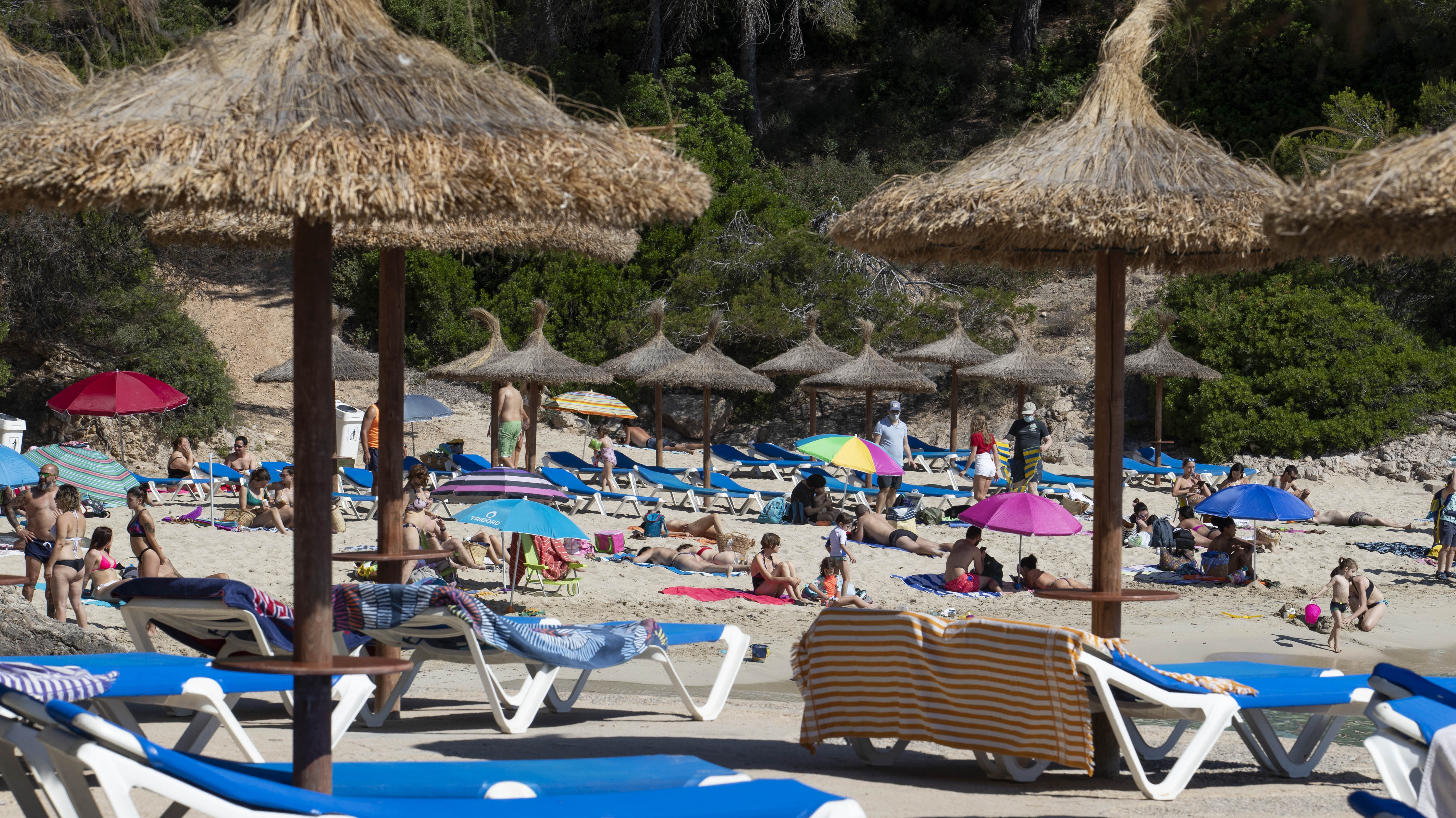 Las playas de España comienzan a retomar la normalidad en pleno comienzo de temporada